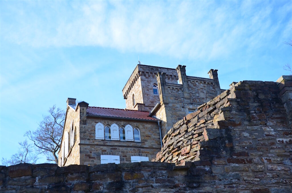 Isenburg Hattingen vor blauem Himmel.