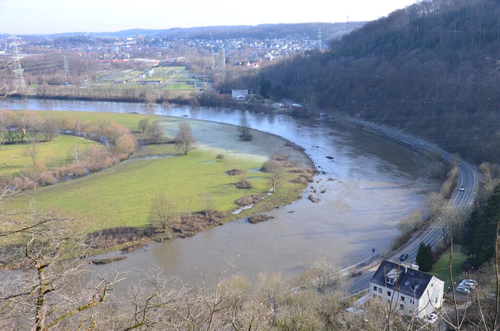 Aussicht auf den Ruhrbogen von der Anhöhe der Isenburg Hattingen.