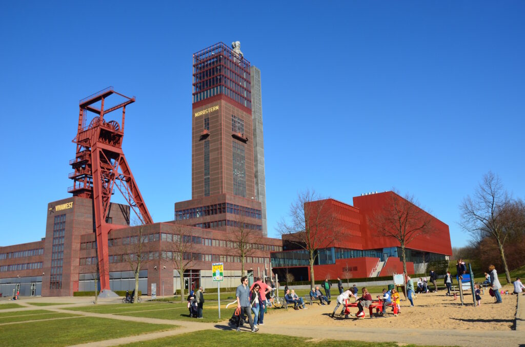 Ehemaliges Zechengebäude mit Förderturm im Nordsternpark Gelsenkirchen