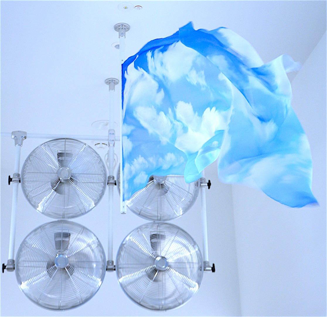 Kunstwerk "Mikroklima" von Jan Hoeft (2020): himmelblaue Flagge vor Ventilatoren.