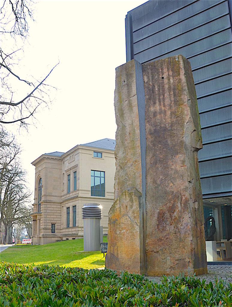 Villa Marckhoff im Hintergrund, Neubau des Kunstmuseums mit massiver Steinskulptur als Block im Vordergrund. 