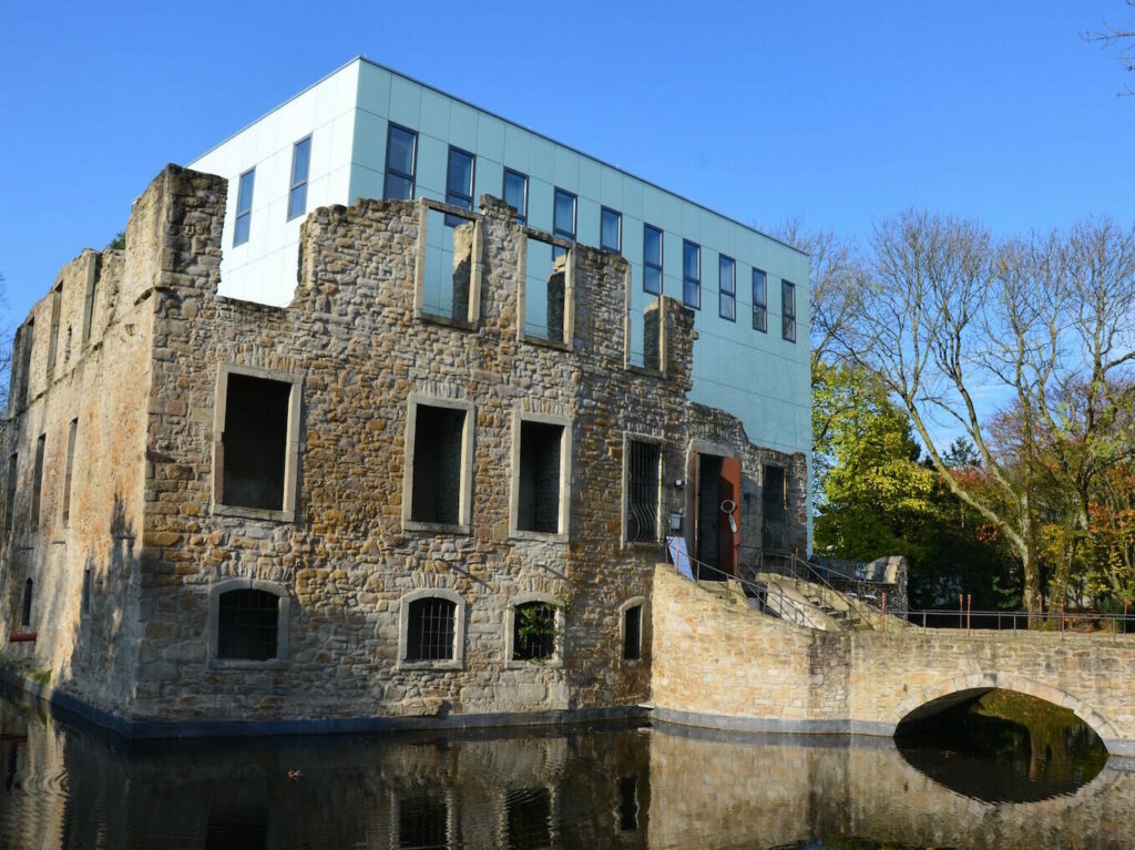 Der Kubus in der Ruine des Hauses Weitmar. Das spannende Ensemble umschließt ein Wassergraben im Schlosspark Weitmar.