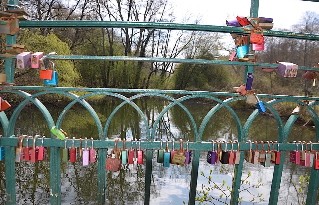 Liebesschlösser auf einer Brücke im Rombergpark Dortmund