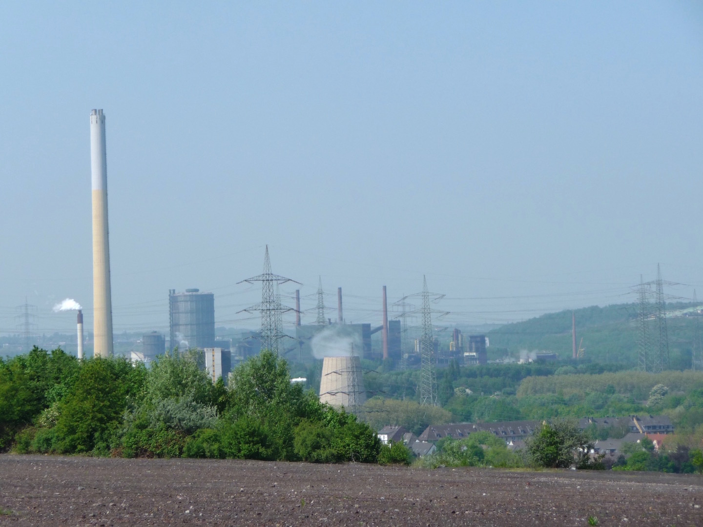 Industriekulisse vom Gipfel der Schurenbachhalde in Essen.